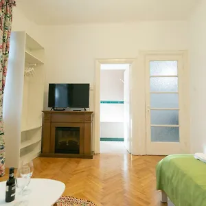 Bright Studio In The Heart Of The City With Netflix Apartamento